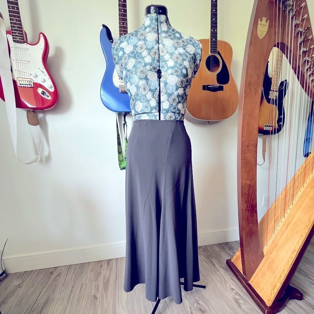 3/$30 $10 Bundle Item! Grey Swing Skirt Sz 8